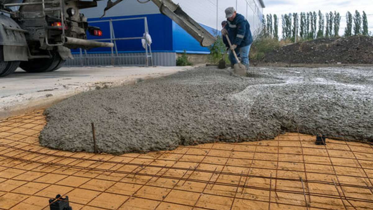 Hogyan befolyásolja a hőmérséklet a beton kötési idejét? – Teljes, gyakorlati útmutató (nyárra és télre)