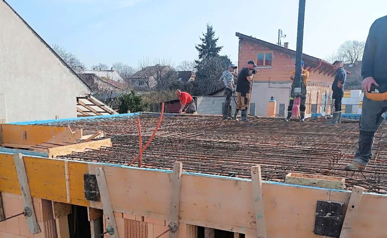Betonozás tavasszal – födém betonozás mixerbetonnal | Beton Dimenzió Kft. betonozás tavasszal családi ház építkezésen – födém betonozása Beton Dimenzió Kft mixerbetonnal Budapesten