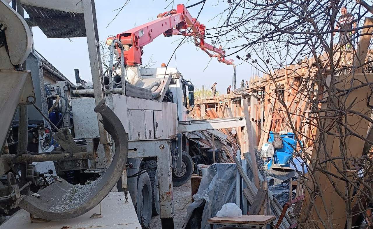 betonszivattyú pumix géppel nehezen megközelíthető építkezésen betonrendelés és betonszivattyúzás Budapesten mixerautóval építkezésen