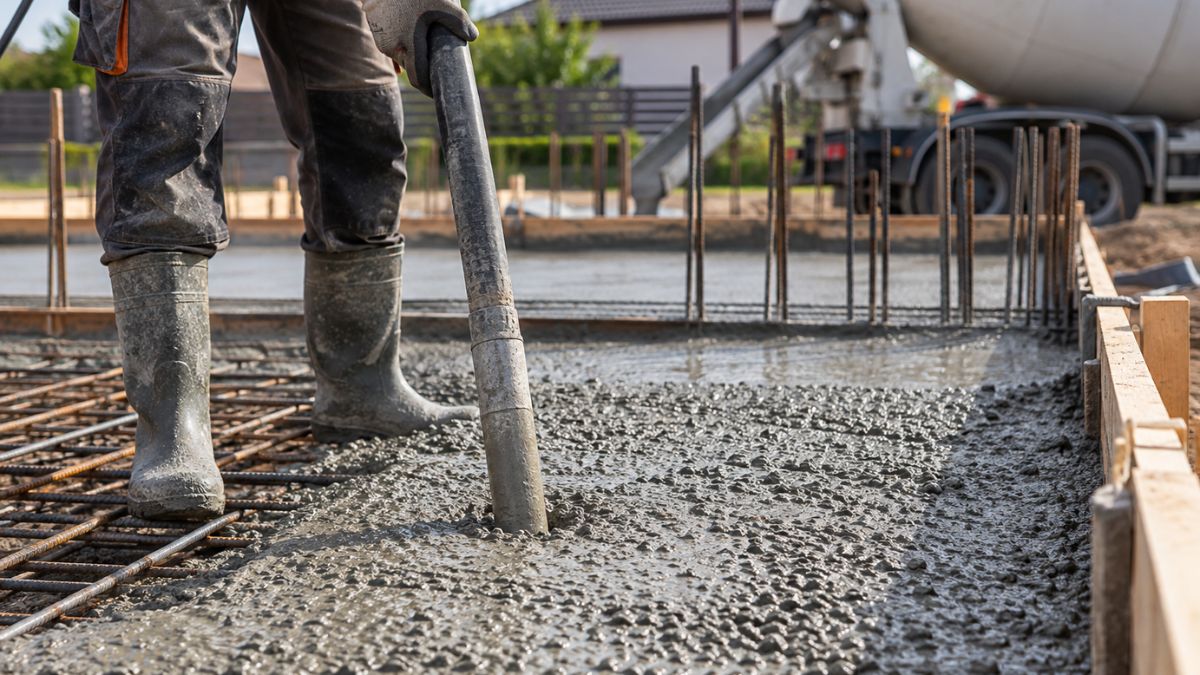 Beton vibrálása merülővibrátorral friss vasbeton szerkezetnél